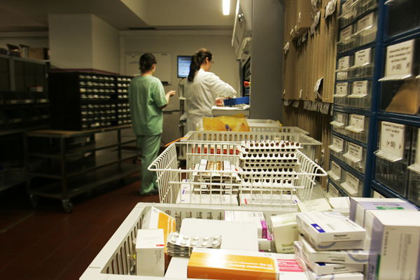 Bastonária alerta para falta de recursos humanos nas farmácias hospitalares